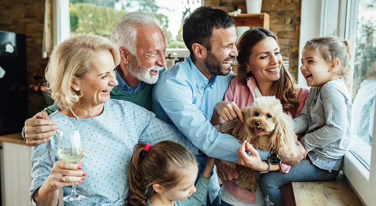 Familia joven con niño y perro en un hogar moderno, representando la caracterización de residentes y el registro de mascotas en el módulo de Censo de la App Web Propiedad Horizontal.