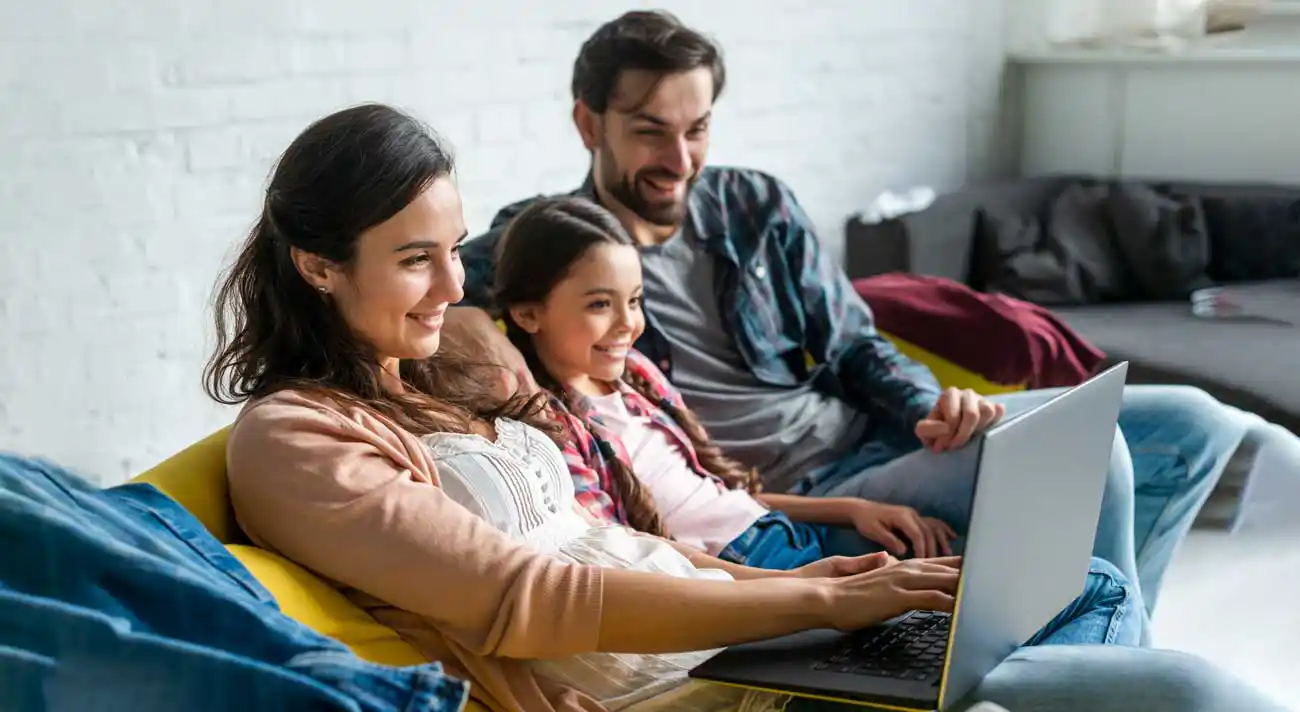 Familia de residentes utilizando el módulo de usuario de la plataforma de gestión digital para conjuntos residenciales