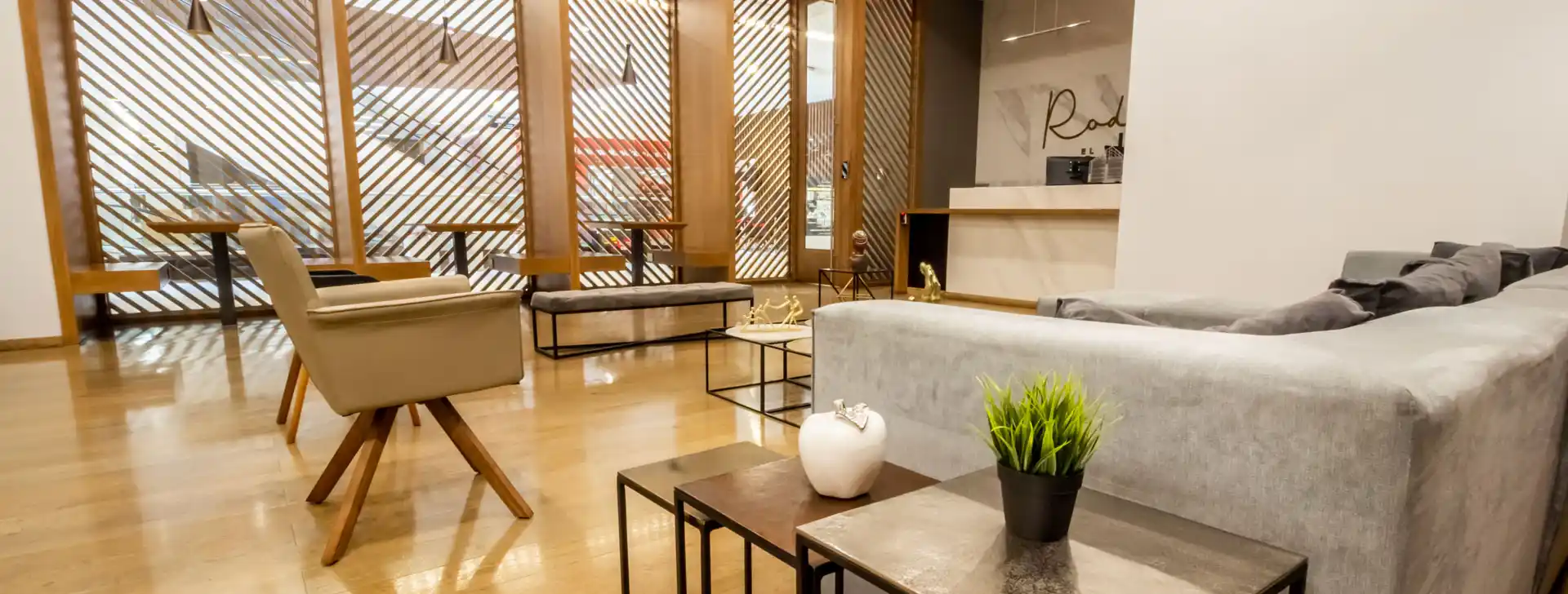 Recepción moderna de un conjunto residencial administrado con tecnología digital.