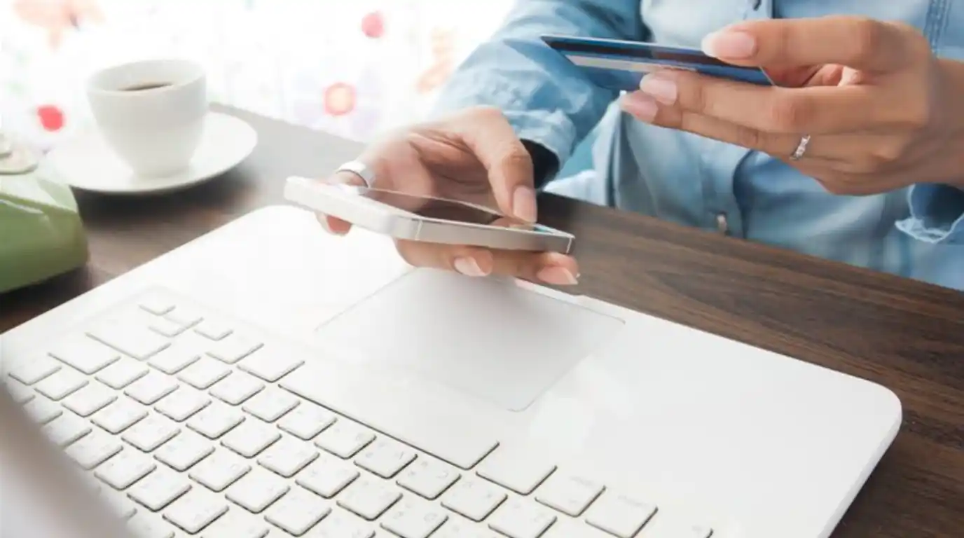 Residente realizando el pago de administración en línea mediante PSE y tarjeta de crédito usando un dispositivo móvil y computador en la App Web Propiedad Horizontal.