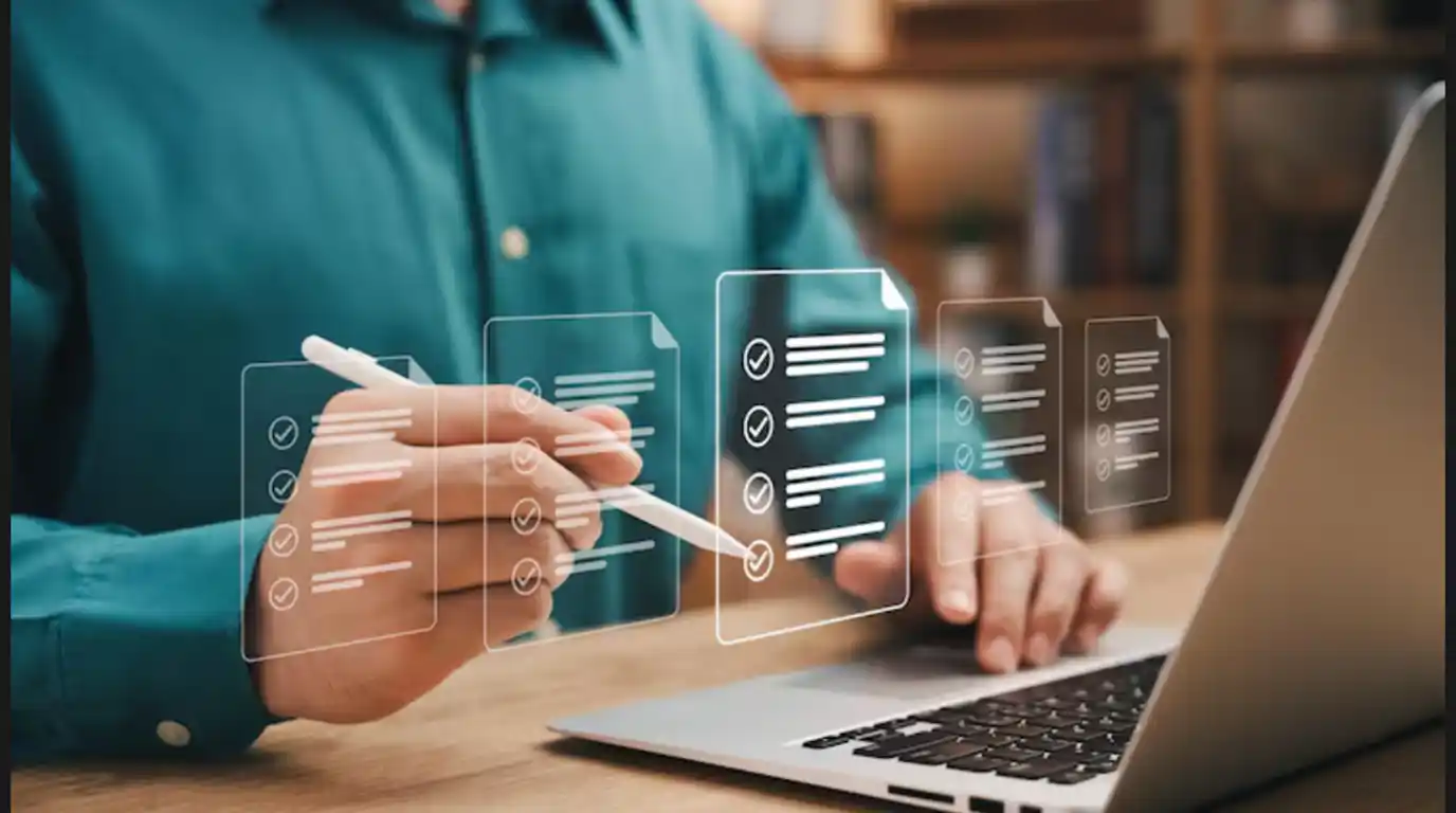 Interfaz digital de la App Web Propiedad Horizontal mostrando el sistema de radicación de PQRS con asignación de Ticket Único y línea de tiempo de seguimiento en laptop y smartphone.